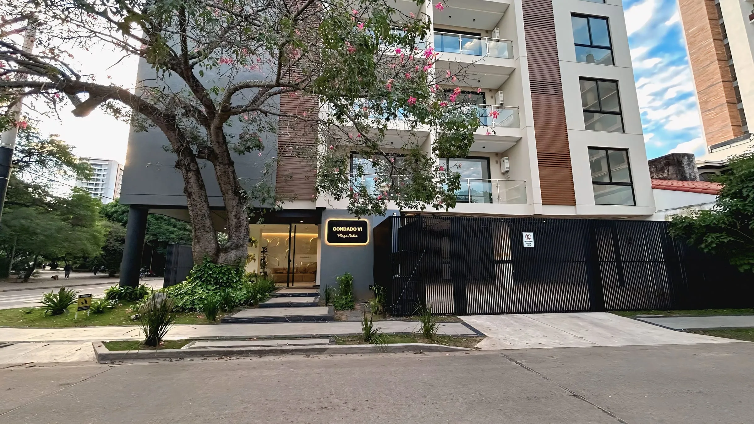 Entrada Condado VI con cartel